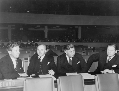  Fyrsta sendinefnd Íslands á allsherjarþingi Sameinuðu þjóðanna árið 1946. F.v.: Thor Thors sendiherra, Finnur Jónsson dómsmálaráðherra, Bjarni Benediktsson borgarstjóri (síðar utanríkisráðherra) og Ólafur Jóhannesson prófessor (síðar utanríkisráðherra).