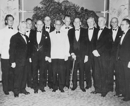 Fyrsta heimsókn forseta Íslands til erlends ríkis, Sveinn Björnsson í New York 1944. F.v.: Thor Thors, sendiherra í Bandaríkjunum, Árni Helgason, ræðismaður í Chicago, dr. Stefán Einarsson, Richard Beck prófessor, dr. Halldór Hermannsson frá Cornell háskóla, Sveinn Björnsson forseti, Vilhjálmur Þór utanríkisráðherra, Gunnar Björnsson frá Minneapolis, Vilhjálmur Stefánsson landkönnuður, Sveinbjörn Johnson, Guðmundur Grímsson og dr. Helgi P. Briem, aðalræðismaður í New York.