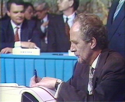 Jón Baldvin Hannibalsson utanríkisráðherra undirritar EES-samninginn árið 1992.