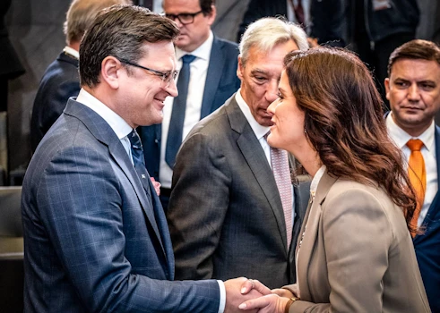 Þórdís Kolbrún Reykfjörð Gylfadóttir utanríkisráðherra og Dmytro Kuleba utanríkisráðherra Úkraínu á fundi utanríkisráðherra Atlantshafsbandalagsins sem fram fór í Brussel í apríl 2022.