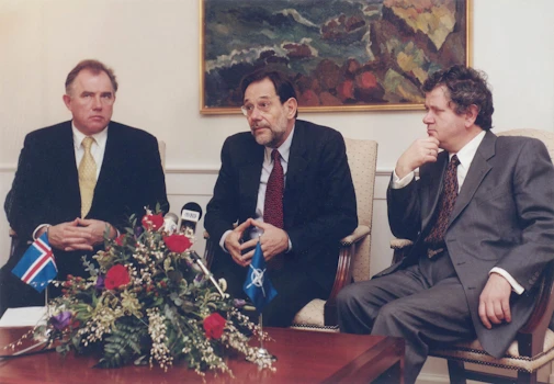 Heimsókn Javier Solana, aðalframkvæmdastjóra NATO til Íslands 1996. F.v.: Halldór Ásgrímsson utanríkisráðherra, Solana, og Davíð Oddsson forsætisráðherra. 