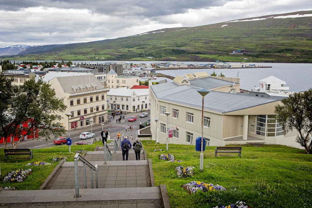 Dagpeningar á ferðalögum innanlands. Mynd frá Akureyri, séð frá kirkjutröppunum.