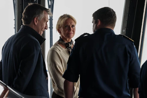 Þorgerður Katrín Gunnarsdóttir utanríkisráðherra og Dan Jarvis varnarmálaráðherra Bretlands ræða við skipstjóra HMS Prince of Wales.
