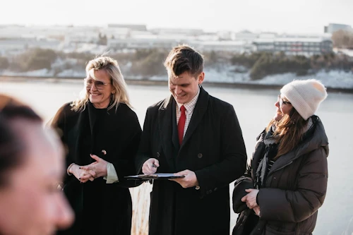 Jóhann Páll Jóhannsson, umhverfis-, orku- og loftslagsráðherra ásamt Heiðu Björk Hilmisdóttur borgarstjóra og Líf Magneudóttir borgarfulltrúa við friðlýsingu Grafarvogs.