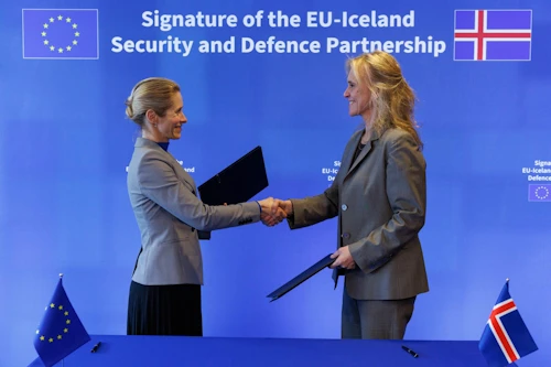 Þorgerður Katrín Gunnarsdóttir utanríkisráðherra og Kaja Kallas utanríkismálastjóri Evrópusambandsins handsala undirritun samstarfsyfirlýsingarinnar í Brussel í dag.