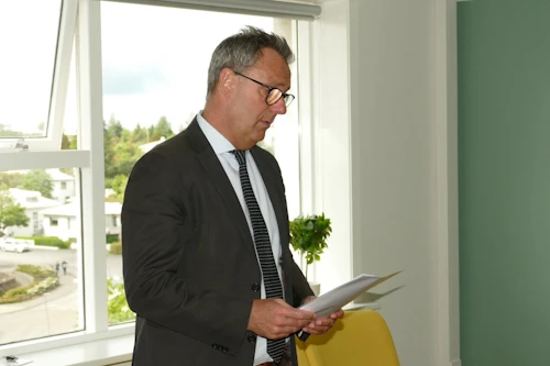 Samningur um þjónustu Sóltúns Heilsuseturs við Sólvang Í Hafnarfirði hefur verið undirritaður og staðfestur af heilbrigðisráðherra