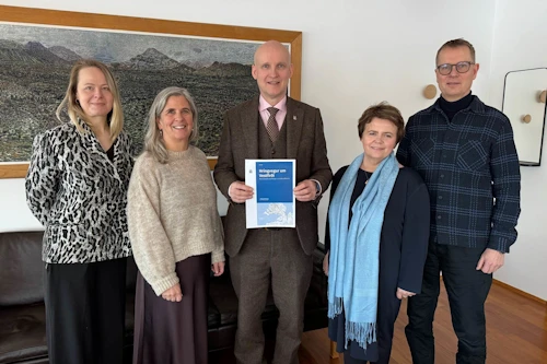 Eyjólfur Ármannsson með starfshópnum. Frá vinstri eru: Valgerður, Hólmfríður, Eyjólfur, Sigríður og Valtýr formaður hópsins. Á myndina vantar Jón Árnason.