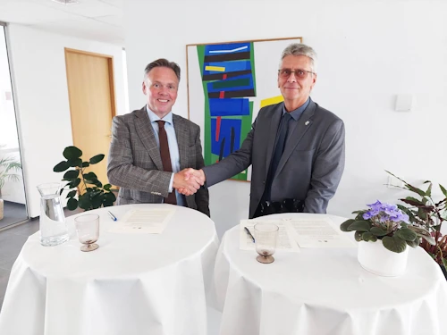 Jón Björn Hákonarson, formaður Sambands íslenskra sveitarfélaga, og Guðmundur Ingi Kristinsson, mennta- og barnamálaráðherra, undirrita samkomulag í mennta- og barnamálaráðuneytinu