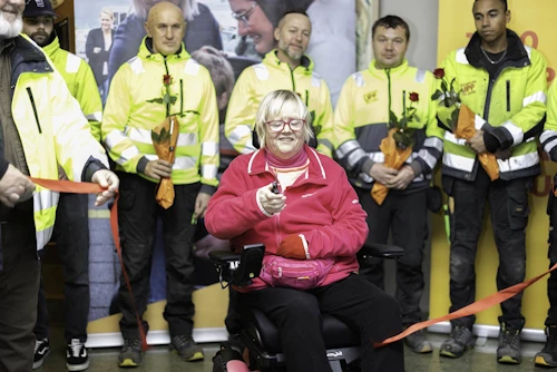 Valgerður Karlsdóttir, íbúi á Hlein, klippir á borðann