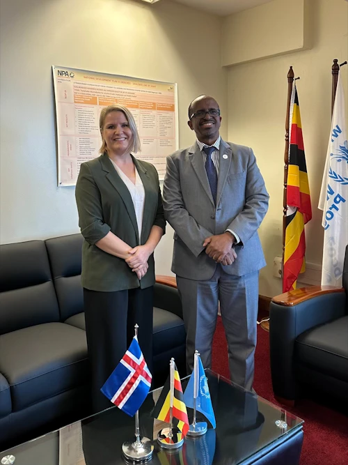 Hildigunnur Engilbertsdóttir, forstöðumaður sendiráðs Íslands í Kampala, og Abdirahman Meygag, yfirmaður Matvælaáætlunar Sameinuðu þjóðanna (WFP) í Úganda, eftir undirritun samningsins.