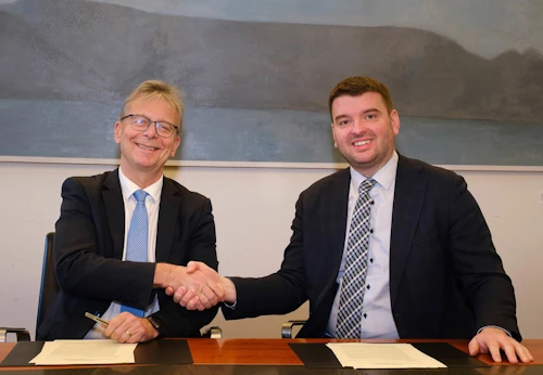 Jón Atli Benediktsson, rektor Háskóla Íslands og Ásmundur Einar Daðason, mennta- og barnamálaráðherra, við undirritun samnings í háskólanum í vikunni