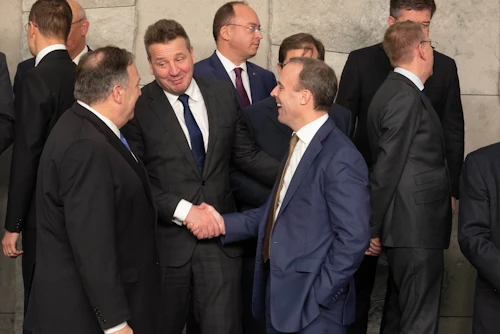 Guðlaugur Þór Þórðarson ræðir við þá Mike Pompeo, utanríkisráðherra Bandaríkjanna, og Dominic Raab, utanríkisráðherra Bretlands
