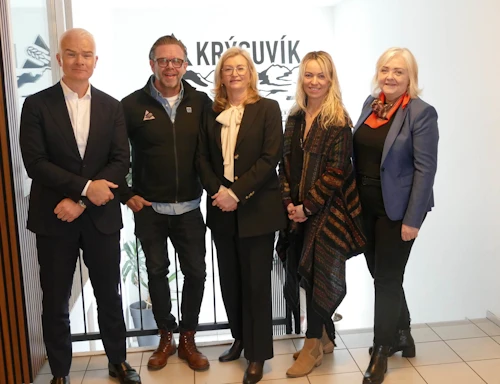 Alma D. Möller ásamt Elíasi Guðmundssyni framkvæmdastjóra Krýsuvíkur, Láruwi Welding, formanni stjórnar Krýsuvíkursamtakanna, Vagnbjörgu Magnúsdóttur fíknifræðingi og Sigríði Jónsdóttur sérfræðingi í heilbrigðisráðuneytinu