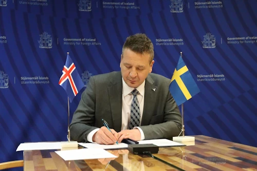Guðlaugur Þór Þórðarson utanríkis- og þróunarsamvinnuráðherra undirritar samkomulagið