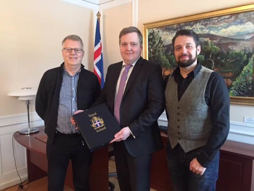 Sigmundur Davíð Gunnlaugsson forsætisráðherra tekur við gjöfinni. Með honum á myndinni eru þeir Vilhjálmur Sigurðsson, forstöðumaður hjá Íslandspósti, og Hörður Lárusson, grafískur hönnuður
