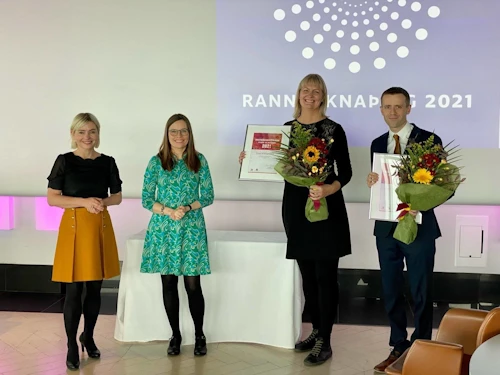 Lilja Dögg Alfreðsdóttir, mennta- og menningarmálaráðherra, og Katrín Jakobsdóttir, forsætisráðherra, ásamt handhöfum verðlaunanna á Rannsóknarþingi í dag. 