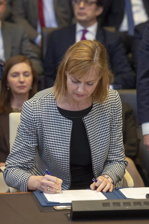 Anna Jóhannsdóttir sendiherra, fastafulltrúi Íslands hjá Atlantshafsbandalaginu, undirritar viðaukann fyrir Íslands hönd.