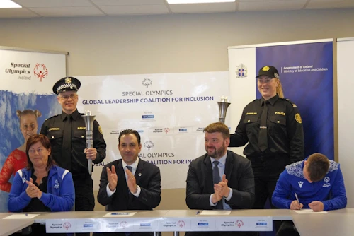 Ásmundur Einar Daðason, mennta- og barnamálaráðherra, David Evangelista, framkvæmdastjóri Special Olympics í Evrópu, Anna Karólína Vilhjálmsdóttir, framkvæmdastjóri Special Olympics á Íslandi og Edvard Þór Ingvarsson, fulltrúi iðkenda, við undirritun samstarfsyfirlýsingar