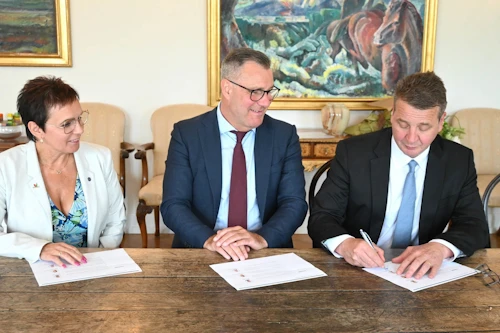 Frá undirritun ráðherranna Bjarkeyjar Olsen Gunnarsdóttur, Willums Þórs Þórssonar og Guðlaugs Þórs Þórðarsonar á aðgerðaáætlun gegn sýklalyfjaónæmi sumarið 2024.