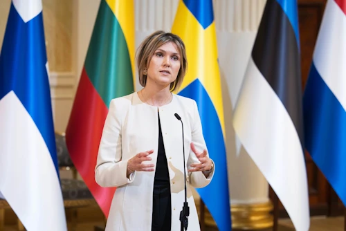 Kristrún Frostadóttir forsætisráðherra ræðir við fjölmiðla í Helsinki í dag.