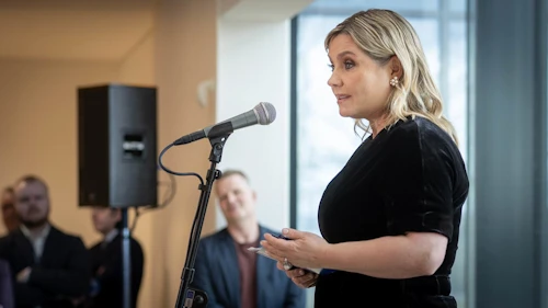Lilja Dögg Alfreðsdóttir menningar- og viðskiptaráðherra afhjúpaði nafn hússins, Edda