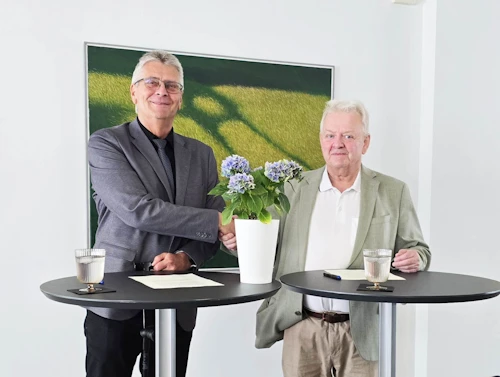 Guðmundur Ingi Kristinsson, mennta- og barnamálaráðherra, og Jóhann Gunnarsson, formaður Heimilis og skóla, við undirritun samnings í mennta- og barnamálaráðuneytinu í dag