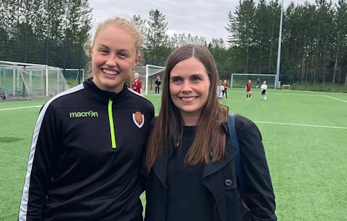 Katrín Jakobsdóttir forsætisráðherra og Elíza Gígja Ómarsdóttir sem hefur sagt ferðasögu sína til Úganda í Sjónvarpinu síðustu sunnudagskvöld. 