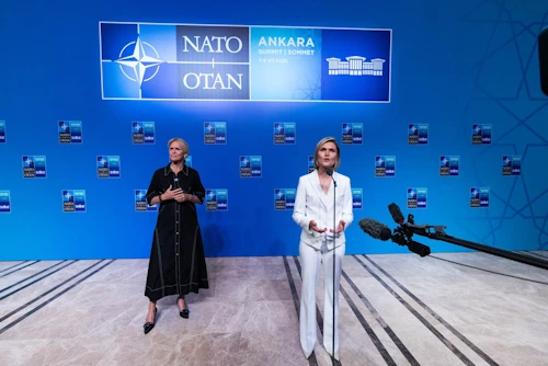Kristrún Frostadóttir forsætisráðherra og Þorgerður Katrín Gunnarsdóttir utanríkisráðherra ræða við fjölmiðla við komuna á fundarstað.