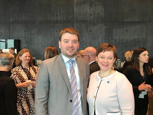 Ásmundur Einar Daðason félags- og barnamálaráðherra ásamt Paula Lehtomäki, framkvæmdastjóra Norrænu ráðherranefndarinnar.