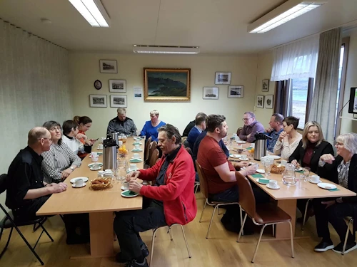 Heimafólk í Mjóafirði fjölmennti til að fagna komu ljósleiðarans.