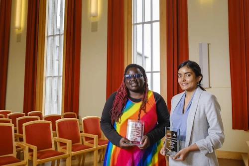 Verðlaunahafarnir Nicole Wasuna frá Kenía og Sandani N. Yapa Abeywardena frá Sri Lanka.