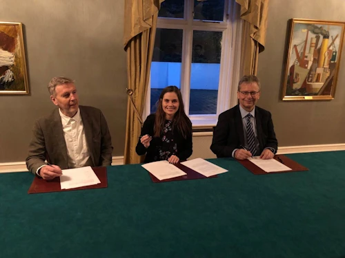 Katrín Jakobsdóttir, forsætisráðherra, Jón Atli Benediktsson, rektor Háskóla Íslands og Vilhjálmur Árnason, stjórnarformaður Siðfræðistofnunar undirrita samninginn
