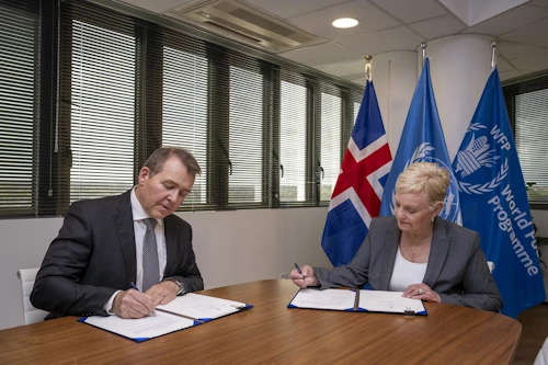 Matthías G. Pálsson, fastafulltrúi Íslands hjá alþjóðastofnunum í Róm, undirritaði samninginn ásamt Cindy McCain, framkvæmdastjóra WFP.