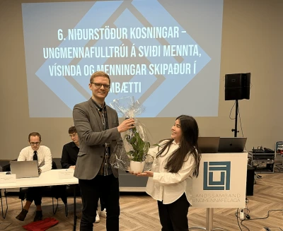 Geir Finnsson, forseti LUF afhendir Isabel Díaz friðarlilju til tákns um kjör hennar til ungmennafulltrúa Íslands hjá SÞ á sviði mennta, vísinda og menningar.