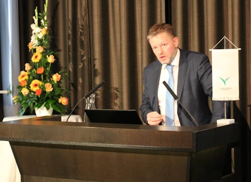Ráðherra í pontu á ársfundi Vinnumálastofnunar