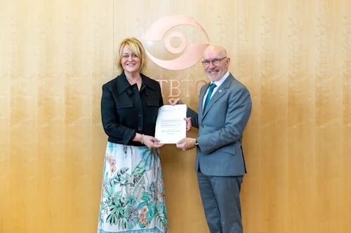 Bryndís Kjartansdóttir afhendir trúnaðarbréf sitt til Robert Floyd, aðalritara skrifstofu samnings um allsherjarbann við tilraunum með kjarnavopn (CTBTO)
