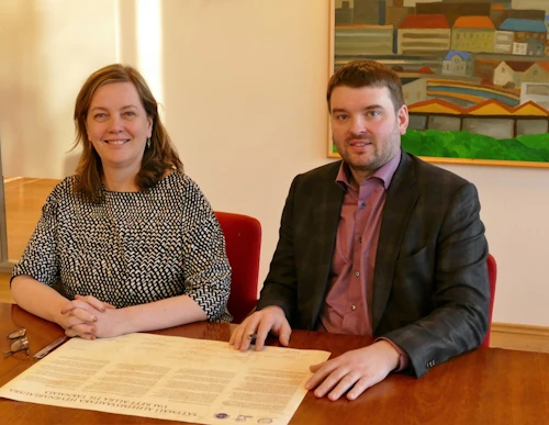Ásmundur Einar Daðason, félags- og barnamálaráðherra, og Svandís Svavarsdóttir, heilbrigðisráðherra, rita saman undir sáttmála Alheimssamtaka heyrnarlausra um rétt allra til táknmáls