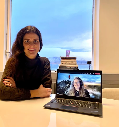 Þórdís Kolbrún Reykfjörð Gylfadóttir, ferðamálaráðherra og Berglind Kristinsdóttir, framkvæmdastjóri Sambands sveitafélaga á Suðurnesjum undirrituðu samninginn rafrænt í dag. 