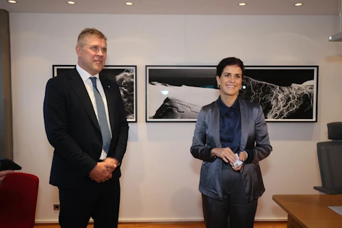 Bjarni Benediktsson og Þórdís Kolbrún Reykfjörð Gylfadóttir við lyklaskiptin í utanríkisráðuneytinu í morgun.