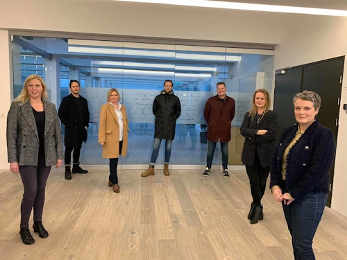 Á myndinni eru María Reynisdóttir, Arnar Halldórsson, Ásgerður Karlsdóttir, Dóri Andrésson, Bragi Valdimar Skúlason, Rúna Dögg Cortez og Hildur Kristjánsdóttir.