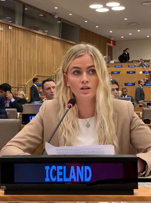 Esther Hallsdóttir ungmennafulltrúi Íslands flytur ræðu sína í gær. Ljósmynd: SÞ