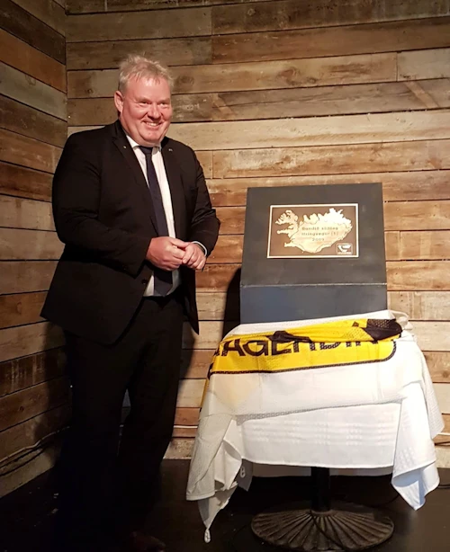 Sigurður Ingi Jóhannsson, samgöngu- og sveitarstjórnarráðherra, afhjúpar skjöld Vegagerðarinnar til minningar um þann áfanga að Hringvegurinn er nú allur með bundnu slitlagi.