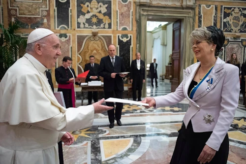 Sigríður Snævarr afhenti Francis l páfa trúnaðarbréf sem sendiherra Íslands hjá Páfastóli þann 13. desember 2018.
