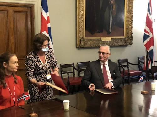Sturla Sigurjónsson, sendiherra í Lundúnum, undirritaði samninginn fyrir Íslands hönd.
