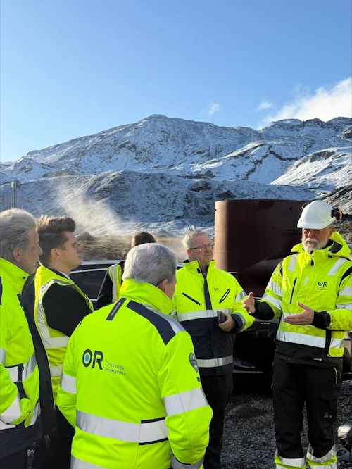 Jóhann Páll Jóhannsson, umhverfis-, orku- og loftslagsráðherra, og Winston Peters utanríkisráðherra Nýja Sjálands, fá leiðsögn um Nesjavallavirkjun.