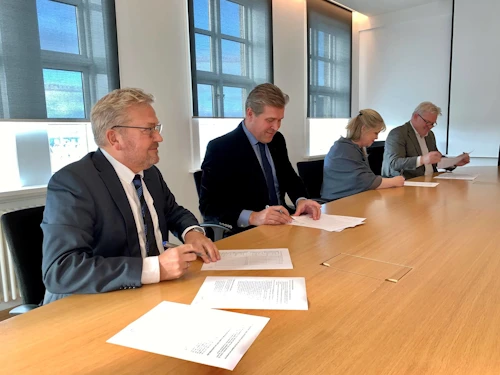 Karl Björnsson, Bjarni Benediktsson, Aldís Hafsteinsdóttir og Sigurður Ingi Jóhannsson við undirskrift samkomulagsins. 