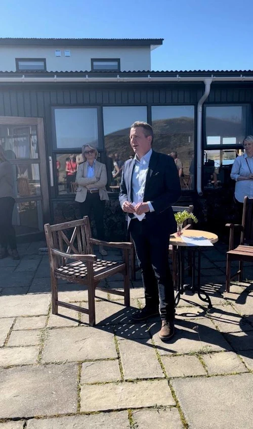 Guðlaugur Þór Þórðarson, umhverfis-, orku- og loftslagsráðherra, opnaði í dag formlega starfsstöðvar Vatnajökulsþjóðgarðs, Umhverfisstofnunar, Landgræðslunnar og Náttúrurannsóknarstöðvarinnar á Mývatni. 