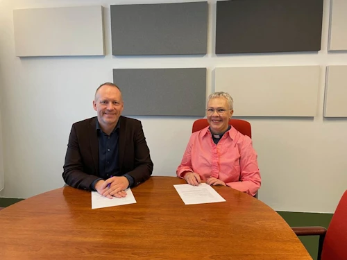 Guðmundur Ingi Guðbrandsson, félags- og vinnumarkaðsráðherra, og Sigrún Margrétar Óskarsdóttir, fangaprestur, undirrita samninginn.