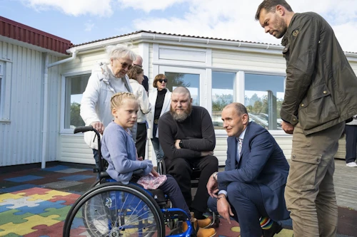Guðni Th. Jóhannesson, forseti Íslands, og Haraldur Þorleifsson, hvatamaður verkefnisins, ræða við Bryndísi Thors, Björn Thors föður hennar og Þórunnar Sigurðardóttur ömmu hennar.