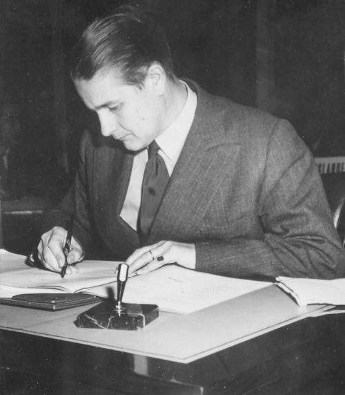 Pétur Benediktsson gegndi stöðu setts sendiherra Íslands í London er stjórnmálasamband komst á milli Íslands og Bretlands árið 1940.